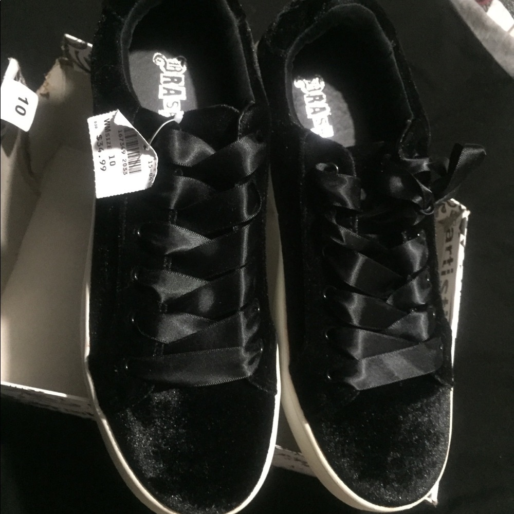 Brand new black shoes! Material texture! Great buy